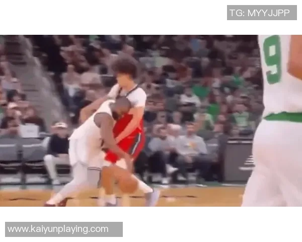 杰伦布朗意外撞击K乔治白T恤沾满发际线粉成新焦点 杰伦布朗意外撞击K乔治白T恤沾满发际线粉成新焦点