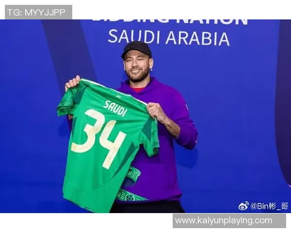 内马尔向里瓦尔多赠送签名球衣并晒合影表达对偶像的敬意